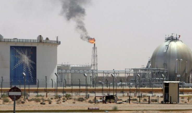 السعودية : إيرادات النفط تهبط 42.8 %