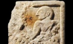 بريطانيا تسلم العراق لوحة سومرية تعود لعام 2400 قبل الميلاد