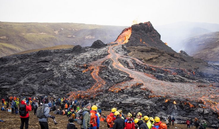 حشود تتدفق إلى موقع بركان أيسلندا للحصول على نظرة من قرب