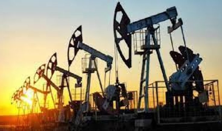 النفط يواصل خسائره لليوم الثالث بفعل زيادة المخزونات الأمريكية 