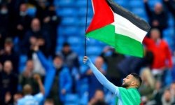 الجزائري محرز يرفع علم فلسطين خلال احتفال السيتي بلقب الدوري الإنجليزي