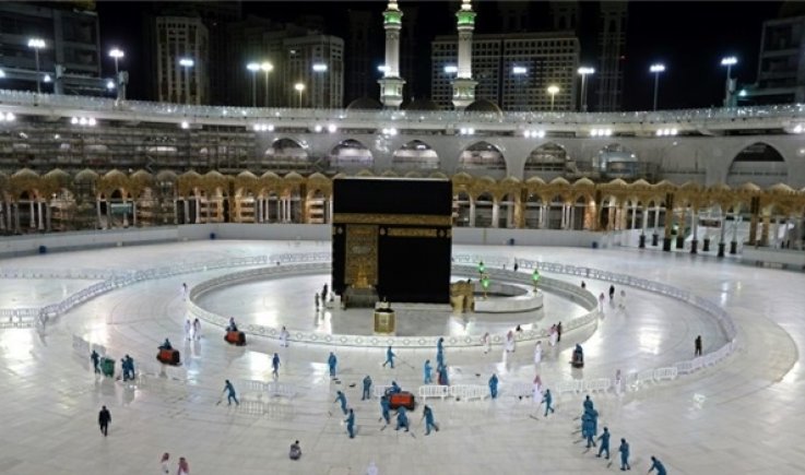 السعودية   توقف تصاريح الصلاة في المسجد الحرام 