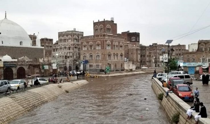 الأن أمطار غزيرة تشهدها صنعاء