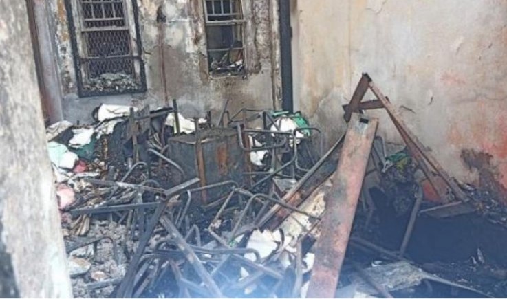 حريق مفتعل يلتهم مبنى هيئة أراضي وعقارات الدولة في عدن