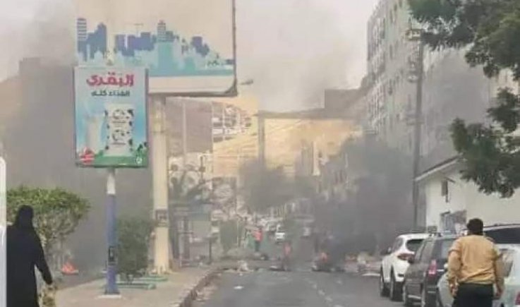 محتجون يغلقون الطرقات ويقتحمون قصر معاشيق في عدن