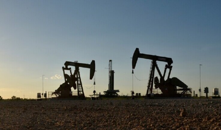أكبر تراجع منذ 18 شهرا.. النفط يهوي بأكثر من 10% وسط مخاوف من متحور كورونا الجديد