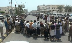 أبناء الحديدة يخرجون في وقفات احتجاجية تنديداً بجريمة اغتصاب الفتيات في حيس
