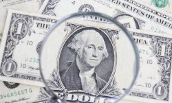 الدولار يسجل مقابل عملات عالمية أعلى مستوى منذ 2002