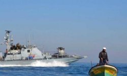 زوارق بحرية العدو الصهيوني تهاجم قوارب الصيادين الفلسطينيين في بحر مدينة غزة