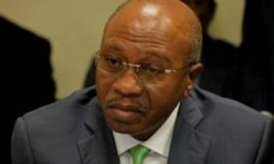 توقيف حاكم المصرف المركزي النيجيري إثر تعليق مهماته