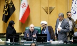رئيس البرلمان الإيراني: نظام "بريكس بي" يحل محل نظام "سويفت"
