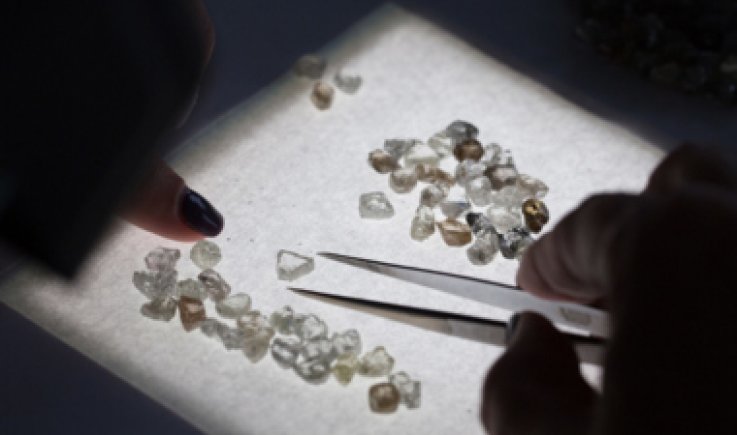 روسيا تنتج أكثر من ثلث إجمالي الماس العالمي في نهاية العام الماضي