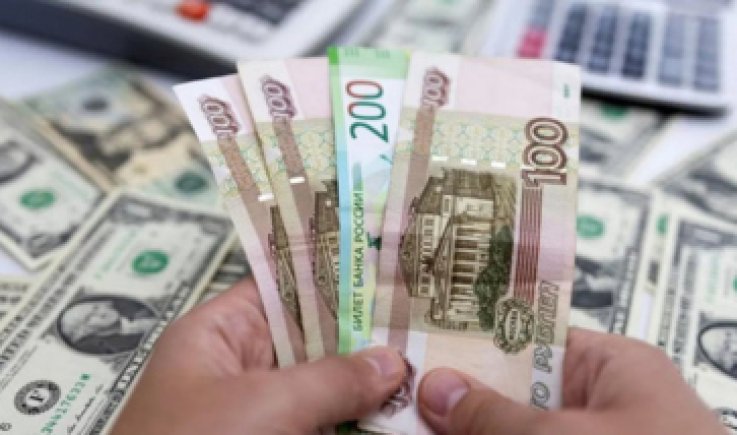 انخفاض الدولار واليورو مقابل الروبل الروسي في بورصة موسكو