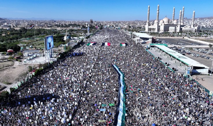 تسونامي بشري في العاصمة صنعاء في مسيرة مسيرة "مسارنا مع غزة.. قدماً حتى النصر"