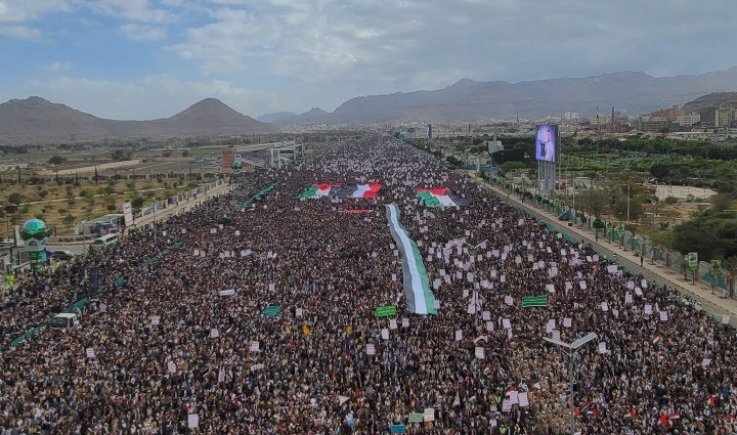 طوفان يماني في العاصمة صنعاء في مسيرة " لستم وحدكم .. صامدون مع غزة"