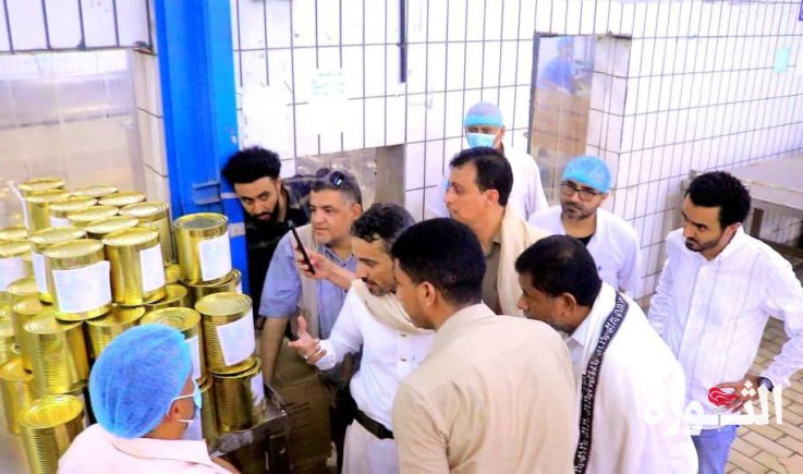 الصناعة تدشن توزيع خام المانجو المحلي على مصانع العصائر بالحديدة