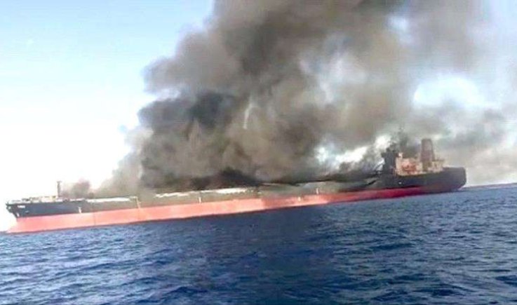 اشتعال النار في سفينتين بالقرب من سواحل عدن 