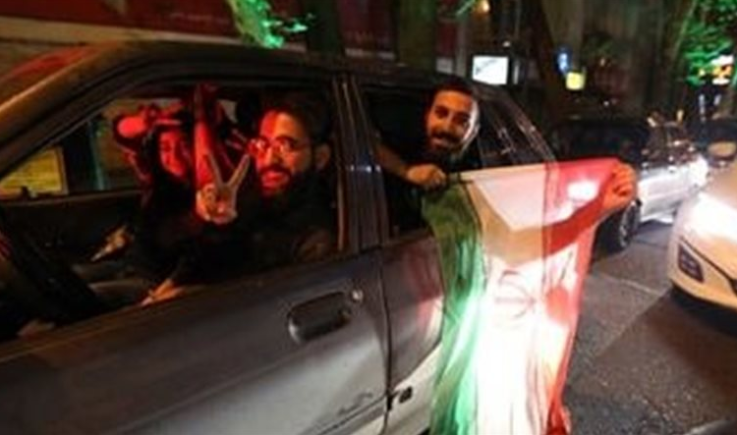  ايران تحتفل بالانتصار العظيم