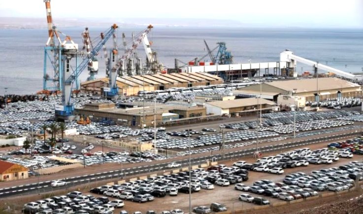 مدير ميناء أم الرشراش يقرُّ بالتأثيرات الكارثية للحصار اليمني على الميناء