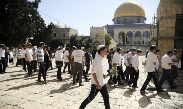 المستوطنون الصهاينة يجددون اقتحامهم للمسجد الأقصى تحت حماية قوات العدو الاسرائيلي