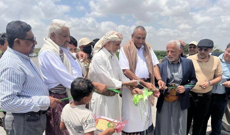 القائم بأعمال رئيس الوزراء يفتتح جسر الكدن في محافظة الحديدة