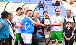 النجوم القدامى والإعلام الرياضي يهدون الكأس لنجلي العصري