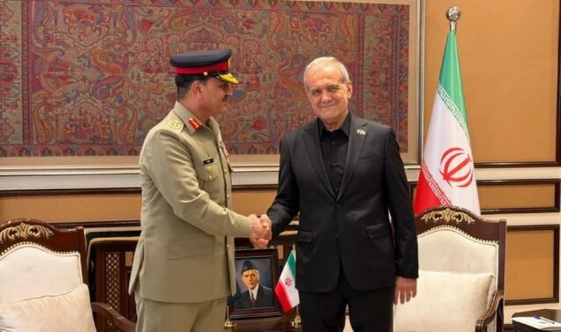 بزشكيان وقائد الجيش الباكستاني يؤکدان على توسيع التعاون وتعزيز أمن المنطقة