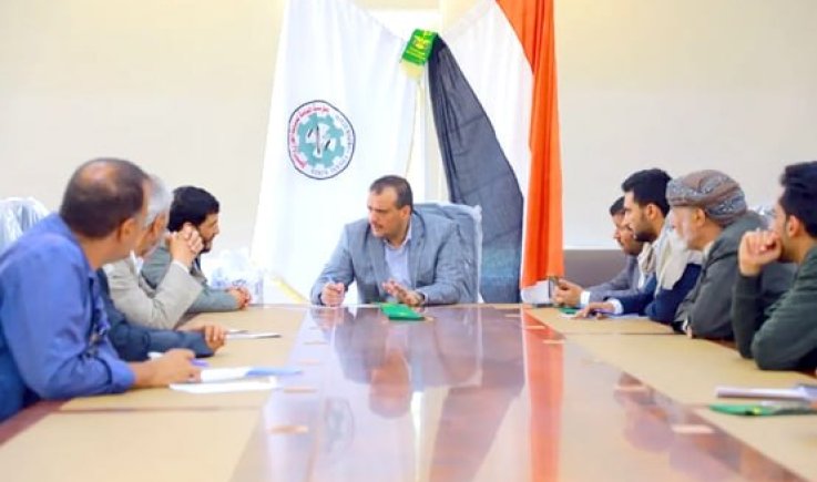 مناقشة خطط النهوض بمؤسسة الغزل والنسيج