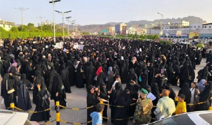 تظاهرات نسائية في عدن رفضاً لمساعي زج النظام السعودي بأبناء المحافظة في حرب الوكالة ضد الشمال