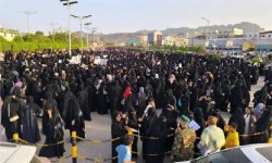 تظاهرات نسائية في عدن رفضاً لمساعي زج النظام السعودي بأبناء المحافظة في حرب الوكالة ضد الشمال