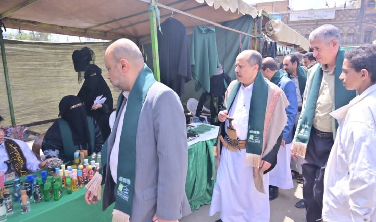وزارة الاقتصاد والجهات التابعة لها تزور سوق الخميس للأسر المنتجة وتشتري عدداً من المعروضات وتهديها لنزلاء دار الأيتام