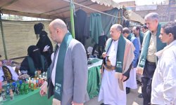 وزارة الاقتصاد والجهات التابعة لها تزور سوق الخميس للأسر المنتجة وتشتري عدداً من المعروضات وتهديها لنزلاء دار الأيتام