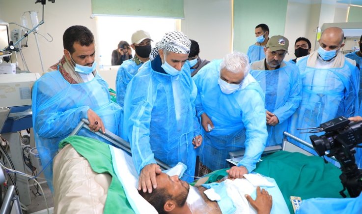 العلامة مفتاح يزور مصابين وجرحى في أحد مستشفيات العاصمة صنعاء