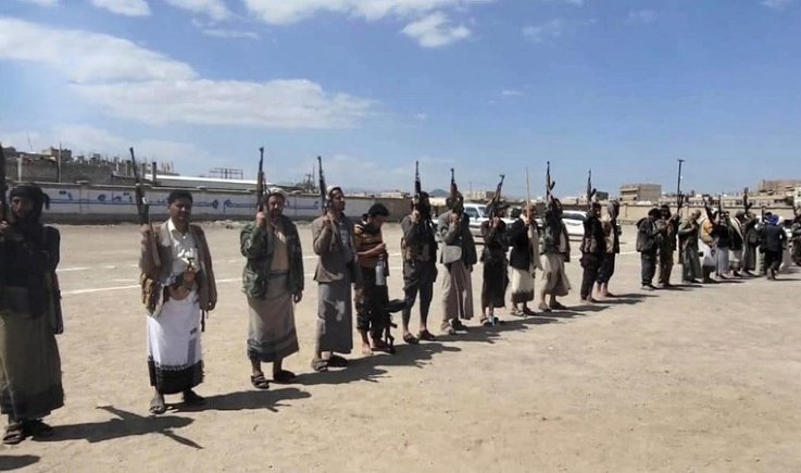 البيضاء : وقفة قبلية مسلحة لأبناء مديرية رداع مباركة للانتصارات وإعلان النفير العام والجهوزية