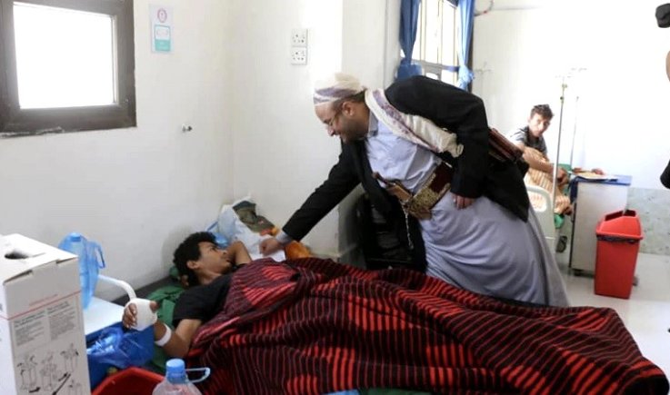 المساوى يتفقد أوضاع جرحى جريمة العدو السعودي في سوق تعز المركزي