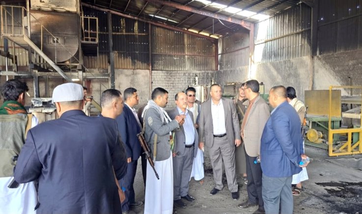 البشيري يطلع على أضرار استهداف العدو السعودي مصنع الإسفنج بشملان