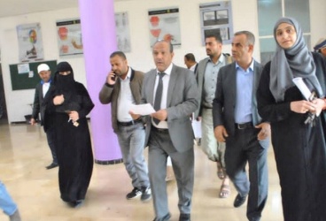 رئيس جامعة صنعاء يطّلع على سير العمل في العيادات السريرية بكلية طب الأسنان